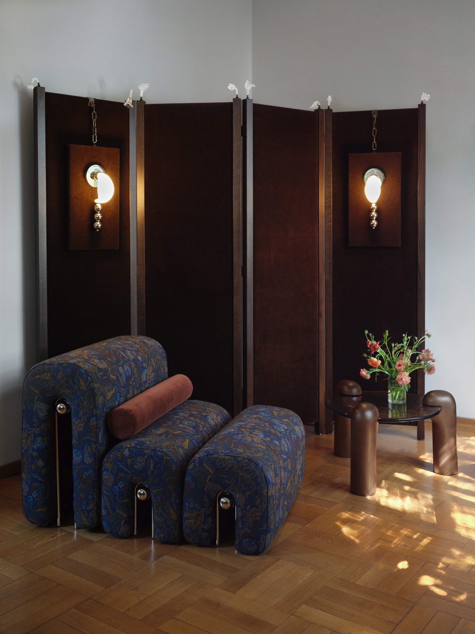 Sfondo Screen with Sbocciamo Glass Finials