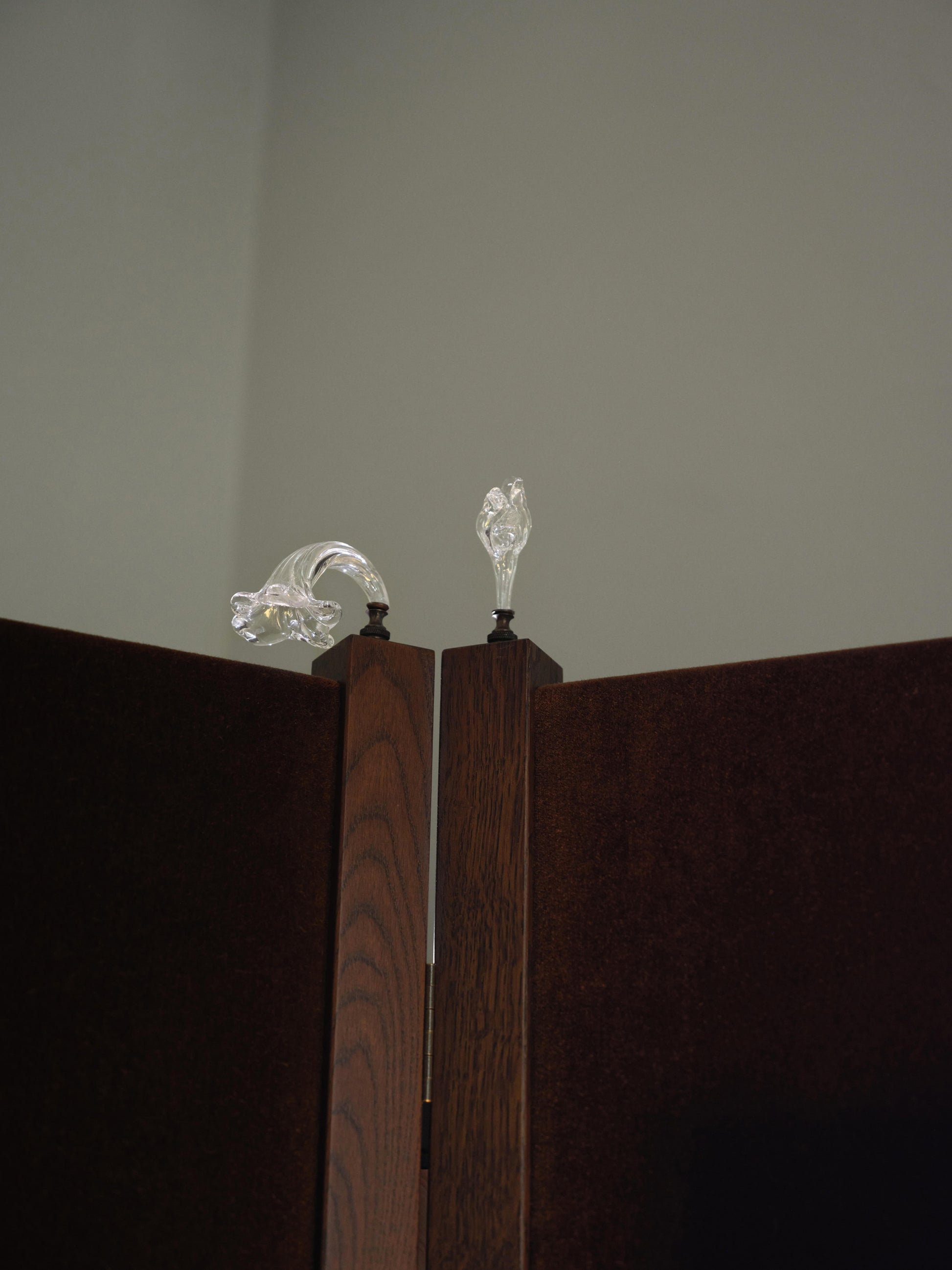 Sfondo Screen with Sbocciamo Glass Finials